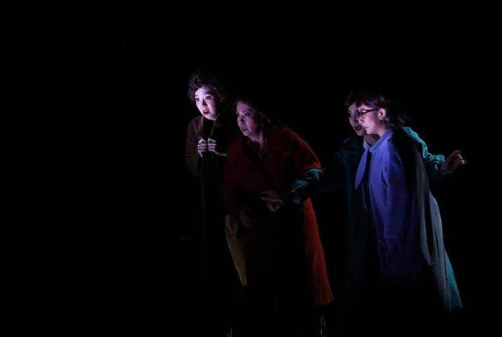 ayx官方网站:
影后戏后们来昌首演!精彩爆料《她们的秘密》 看后直呼过瘾…【今日收政界抢票】(图11) ayx官方网站:
影后戏后们来昌首演!精彩爆料《她们的秘密》 看后直呼过瘾…【今日收政界抢票】(图11)