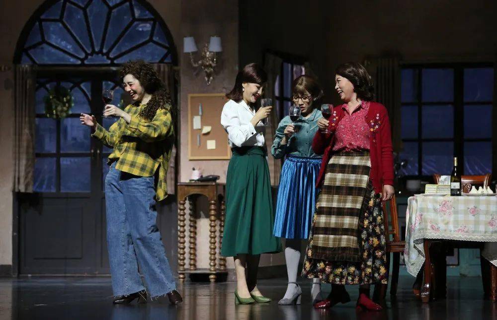 ayx官方网站:
影后戏后们来昌首演!精彩爆料《她们的秘密》 看后直呼过瘾…【今日收政界抢票】(图8) ayx官方网站:
影后戏后们来昌首演!精彩爆料《她们的秘密》 看后直呼过瘾…【今日收政界抢票】(图8)