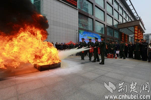 爱游戏(ayx)中国官方网站:流淌在爵士乐里的设计美 联邦高登陈暄联名款衣柜首次发布(图3) 爱游戏(ayx)中国官方网站