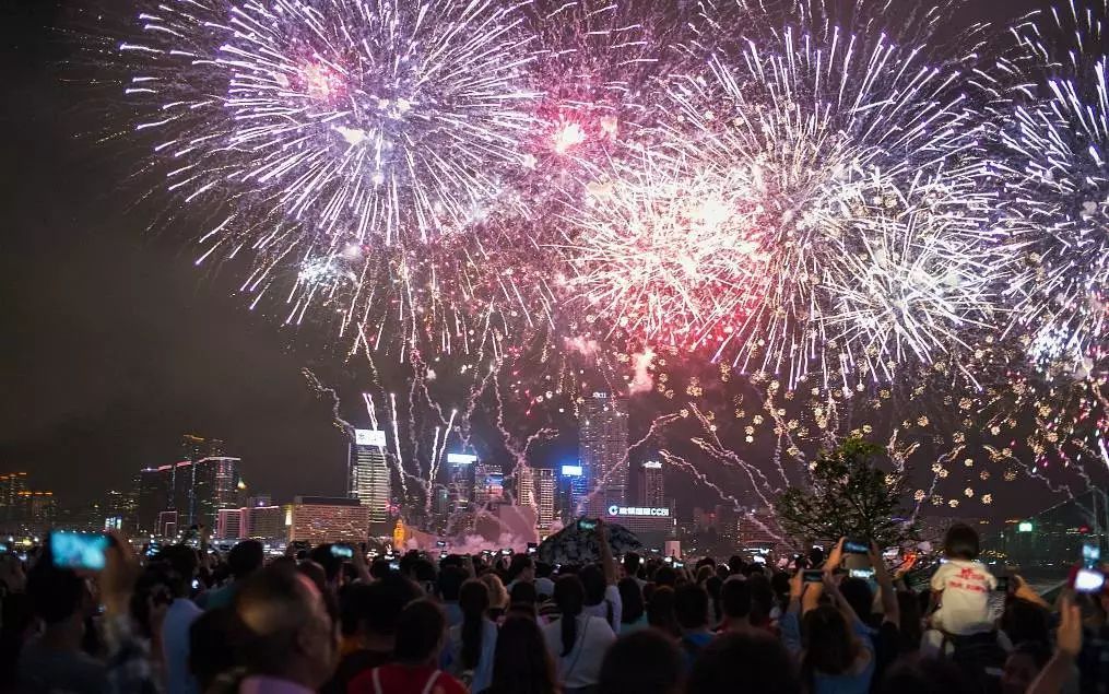 ‘爱游戏(ayx)中国官方网站’中学生砸食堂掀警车 知识分子为何如此冲动(图1) ayx官方网站