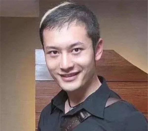 ayx官方网站|
胡歌的18岁 黄晓明的18岁 何炅的18岁 看到吴奇隆：羡慕刘诗诗(图5)