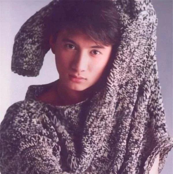 ayx官方网站|
胡歌的18岁 黄晓明的18岁 何炅的18岁 看到吴奇隆：羡慕刘诗诗(图9)