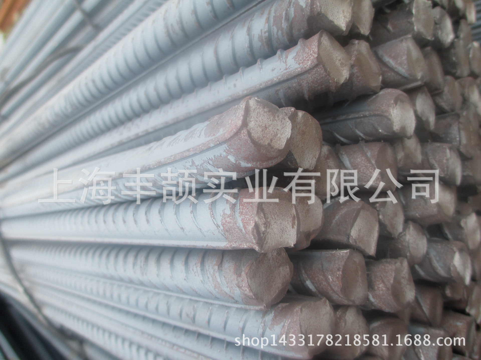 情暖商工,温情学子——商丘工学院为贫寒学子发放爱心物品:ayx官网(图1) 爱游戏(ayx)中国官方网站